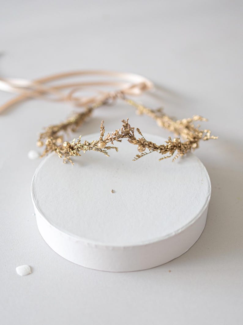 Ein handgefertigter Elf Tiara Märchen-Haarschmuck, verziert mit goldenen Blättern und lavendel. Die Krone ist federleicht, flexibel und drückt nicht. Ideal für Renaissance-Festivals, Hochzeiten, Themenpartys und mehr. Blumenkranz mit Strasssteinen. Trockenblumen Haarschmuck. Grüner Headpiece. Goddess headpiece. Prinzess tiara. Göttin Blatt Stirnban. Lorbeerkranz. Kleopatra Haarschmuck
