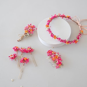 Hair pins with preserved flowers, daisies, and baby’s breath in shades of pink and orange . Autumn hair flowers. Hair accessories with wildflowers and baby’s breath. Colorful hair accessories for summer festivals, Oktoberfest, bridal showers, birthdays, baby showers, weddings, and romantic occasions. Baby’s breath hair clips in natural colors. Rustic headpiece. Winter and Autumn colors. sunset colors. Pink themed weddings. Mexican wedding.