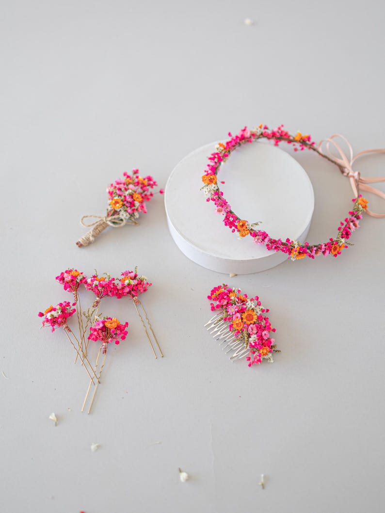 Hair pins with preserved flowers, daisies, and baby’s breath in shades of pink and orange . Autumn hair flowers. Hair accessories with wildflowers and baby’s breath. Colorful hair accessories for summer festivals, Oktoberfest, bridal showers, birthdays, baby showers, weddings, and romantic occasions. Baby’s breath hair clips in natural colors. Rustic headpiece. Winter and Autumn colors. sunset colors. Pink themed weddings. Mexican wedding.