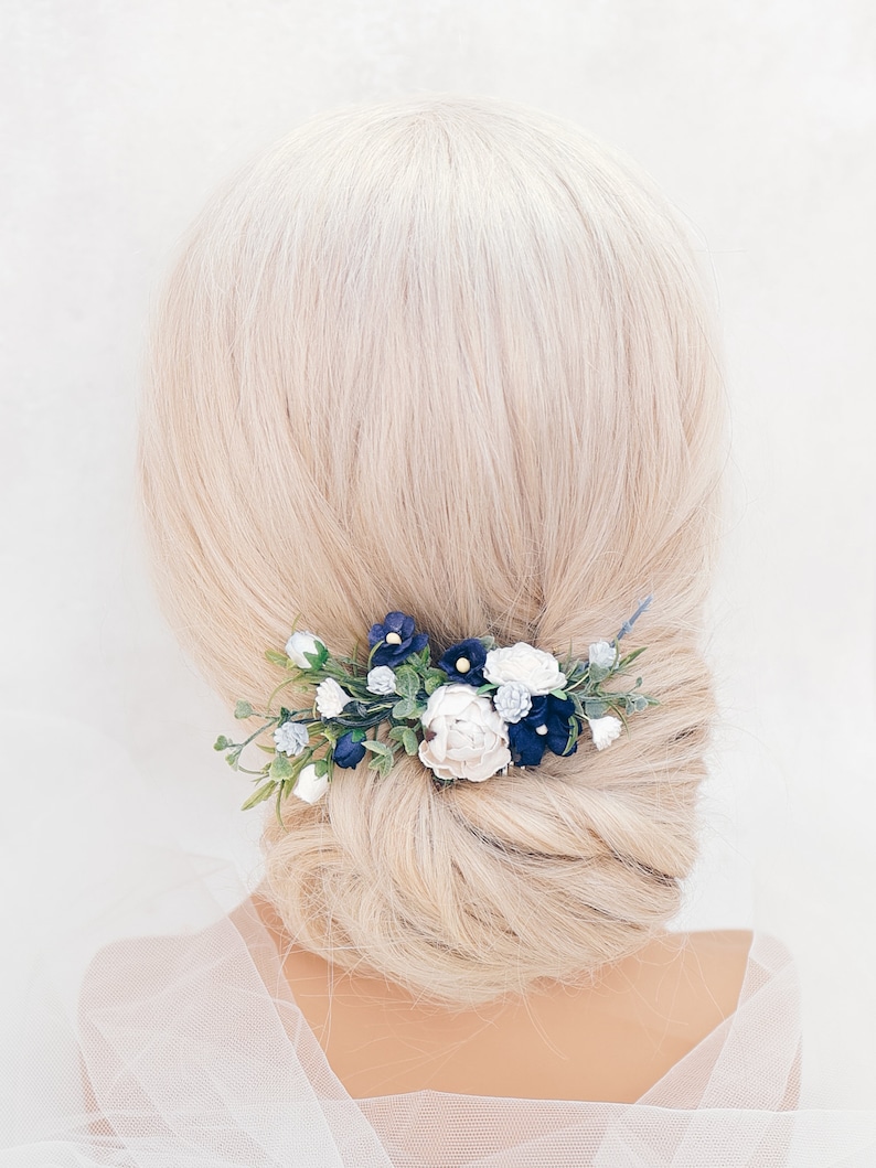 Braut Haarschmuck mit Blumen, Eukalyptus Blätter in dunkelblau, weiß und grün Brautjungfern Haarkamm Oktoberfest Schmuck, Haarblüten Bild 9