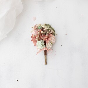 Gedroogde bloemenkroon, haarspelden en boutonniere in oudroze, blush en saliegroen. Bruiloftsaccessoires voor gedroogde bloemen. Boho bruidshoofddeksel Boutonniere