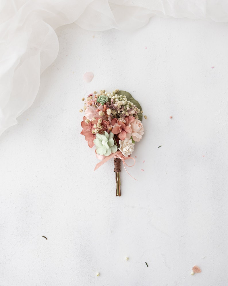 Gedroogde bloemenkroon, haarspelden en boutonniere in oudroze, blush en saliegroen. Bruiloftsaccessoires voor gedroogde bloemen. Boho bruidshoofddeksel Boutonniere