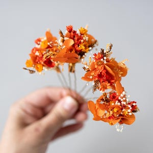 Orange bridal hair pins with baby&#39;s breath and preserved hydrangea. Wedding headpiece, floral bobby pins, hair pins with real flowers