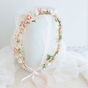 Corona di fiori secchi con respiro di bambino e fiori di rosa polverosa. Copricapo da sposa, ghirlanda di capelli di fiori, corona di fata, fascia da sposa rosa cipria immagine 2