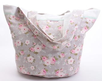 Sac rond à fleurs roses sur fond gris