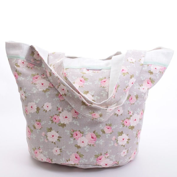 Sac rond à fleurs roses sur fond gris