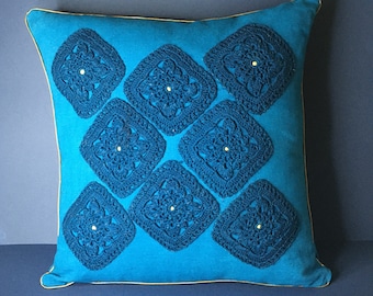 Coussin 40x40 fait main au crochet, coton et lin ancien, bleu pétrole