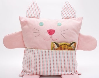 Coussin chat brodé en tissu bio rose pêche