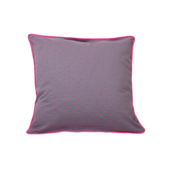 Housse de coussin en batiste rose poudré et cerises rose fuchsia