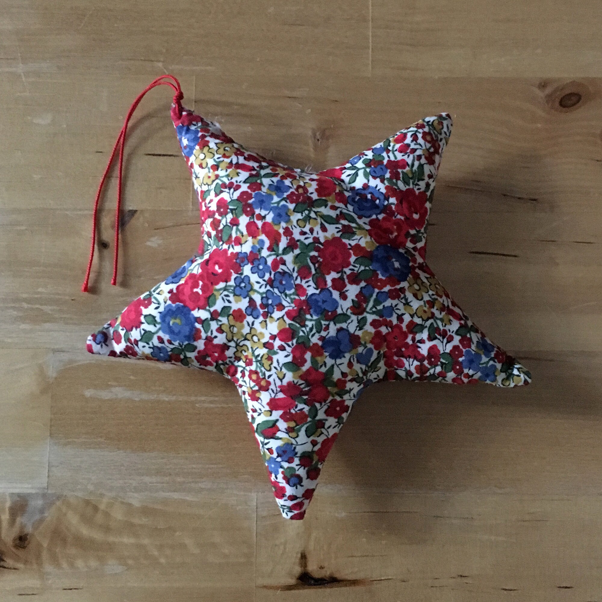 Étoile Décorative Ouatinée en Liberty Emma et Georgina Rouge