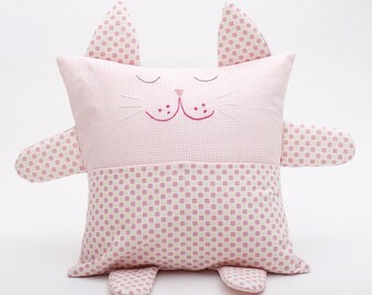 Small cat cushion embroidered in pink fabric