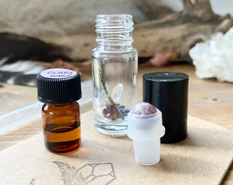 DIY: Huile d’aromathérapie - Flacon en verre de 5ml avec rouleau de pierres précieuses de lépidolite et huile essentielle de sauge sclarée avec cristal de quartz et fleurs séchées