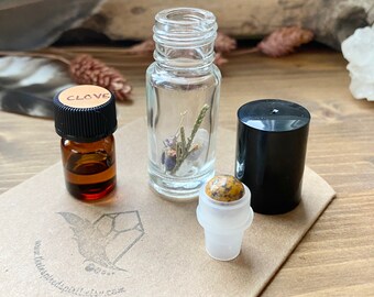 DIY: Huile d’aromathérapie - Flacon en verre de 5ml avec rouleau de pierres précieuses de jaspe léopard et huile essentielle de clou de girofle avec cristal et fleurs séchées