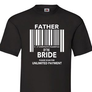 以下が含まれることがあります： 「Father of the Bride」という白い文字が書かれた黒いTシャツ。下にバーコードと「Please scan for unlimited payment」という文字があります。