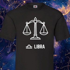 Könnte beinhalten: Schwarzes T-Shirt mit einem weißen Waage-Symbol und dem Wort "LIBRA" darunter. Das Design ist einfach, im Linienstil gehalten. Der Hintergrund zeigt eine kosmische Szene mit Planeten und Sternen.