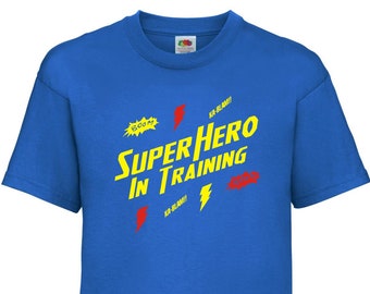 スーパーヒーロー育成中キッズTシャツ - コミックファンへのパーソナライズギフト