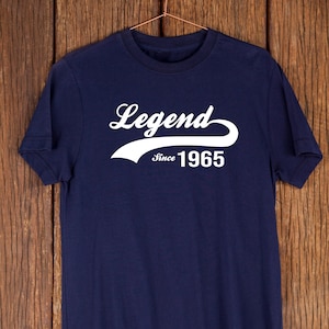 Koszulka Legend Since 1965 - Prezent na 60. urodziny, Koszulka na 60. urodziny, Kamień milowy na urodziny, Pomysł na 60. urodziny, Specjalny prezent urodzinowy