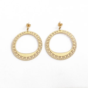 Geometric &quot;Ava&quot; hoop earrings in gold-plated brass, finely cut and engraved jewel