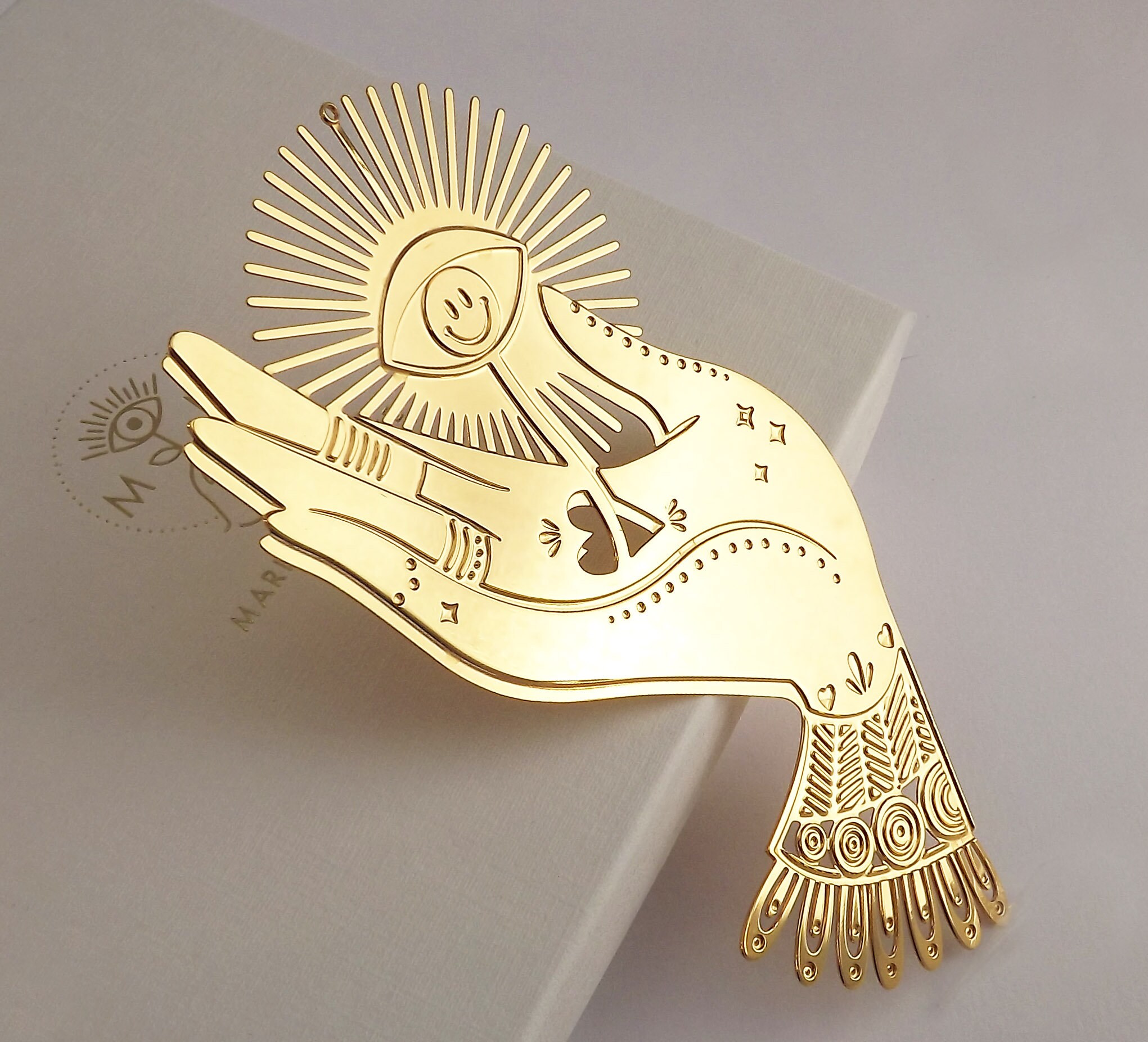 Bijou de Mur Amulette en Laiton Doré à L'or Fin 24 Carats Mudra Création Originale Marine Mistake Dé