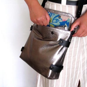 Sac à bandoulière en cuir métallisé argenté avec doublure en textile vintage, sac à bandoulière en cuir avec doublure en textile à fleurs vintage