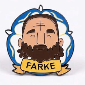 Puede incluir: Un pin con una ilustración de dibujos animados de un hombre barbudo con una cruz en la frente. El hombre está rodeado por un diseño floral azul y blanco, con una pancarta amarilla debajo que dice "FARKE".