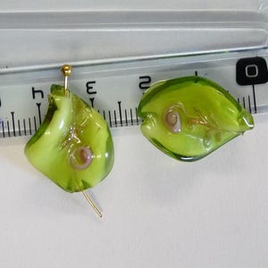 2 perline ondulate in vetro verde per ciondolo a forma di fiore Ciondoli per creare gioielli