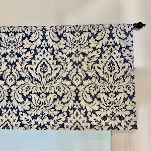 Faux stores romains plats.  Damask Waverly Midnight Dashing.