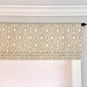 Solution parfaite !  Faux (faux) cantonnière plate pour abat-jour romain.  Dimensionnement personnalisé.  Magnolia Home Fashions Pise Fard à joues.
