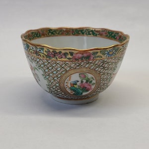 Antique 19th Century Chinese Hand Painted Famille Rose Medallion Porcelain Cup Rare Cross Hatch Background