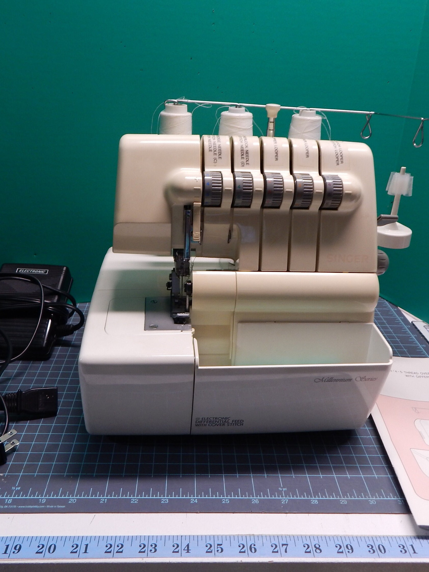 Serger Singer 14 U557 2-3-4-5 Thread Overlock Machine With Differential  Feed With Cover Stitch Complete 