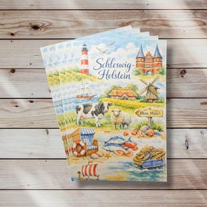 Puede incluir: Una pila de postales de acuarela con una ilustración escénica de Schleswig-Holstein, Alemania. El diseño incluye un faro, un castillo, un molino de viento, una vaca, una oveja y el texto "Moin Moin!"
