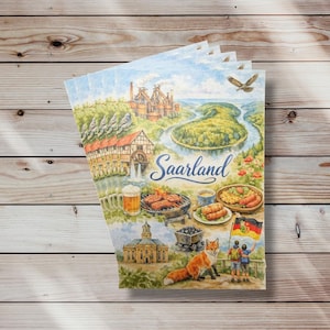 Peut inclure: Une pile de cartes postales avec une illustration à l'aquarelle de la Sarre, en Allemagne. L'œuvre comprend une rivière, des bâtiments industriels, de la nourriture, un renard et le drapeau allemand. Le mot "Saarland" est écrit en cursive.