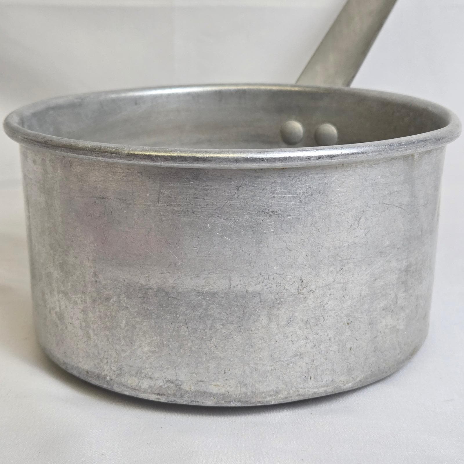 6 petites casseroles à pain vintage en aluminium (5 de long