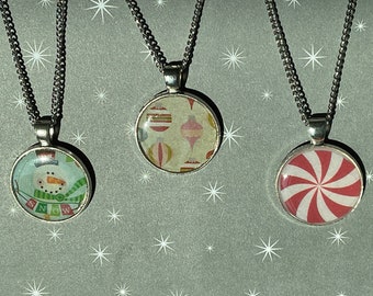 Vintage look holiday resin cabochon pendant necklace