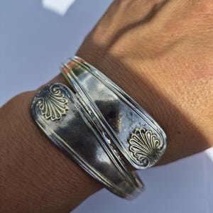 Pulsera rígida geométrica con forma de cuchara y baño de plata