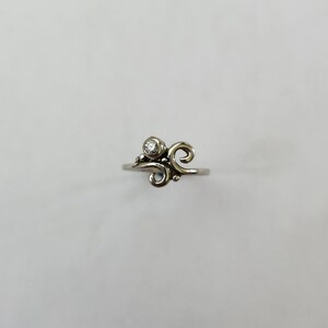 Anillo solitario asimétrico de diamantes naturales en oro blanco macizo de 14 kt, piedra natal de abril