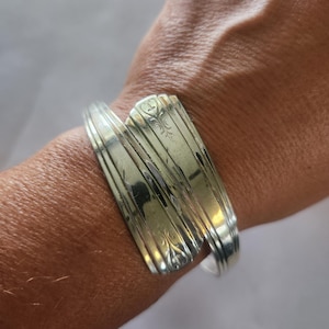 Silverpläterad geometrisk skedarmring