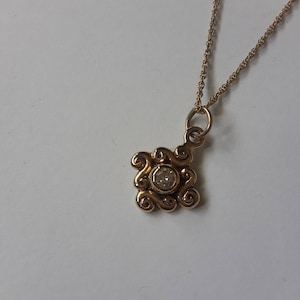 14kt. Colgante de diamantes en forma de remolino de oro macizo, piedra de nacimiento de abril