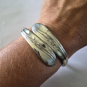 Silverpläterad blommig skedarmring