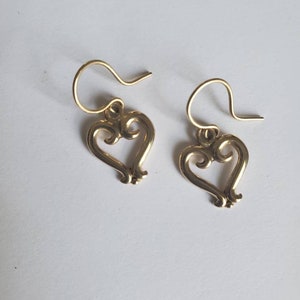 Pendientes de oro macizo amarillo de 14 kt con forma de corazón en espiral