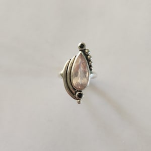 Unieke sterlingzilveren statement ring asymmetrische geometrische spike rozenkwarts en zwarte spinel