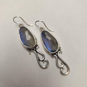 Lange Sterling Silber asymmetrische Swirl Blue Flash Labradorit Ohrringe