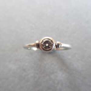 Anillo minimalista de oro blanco macizo de 14 quilates con diamante natural en solitario, piedra natal de abril