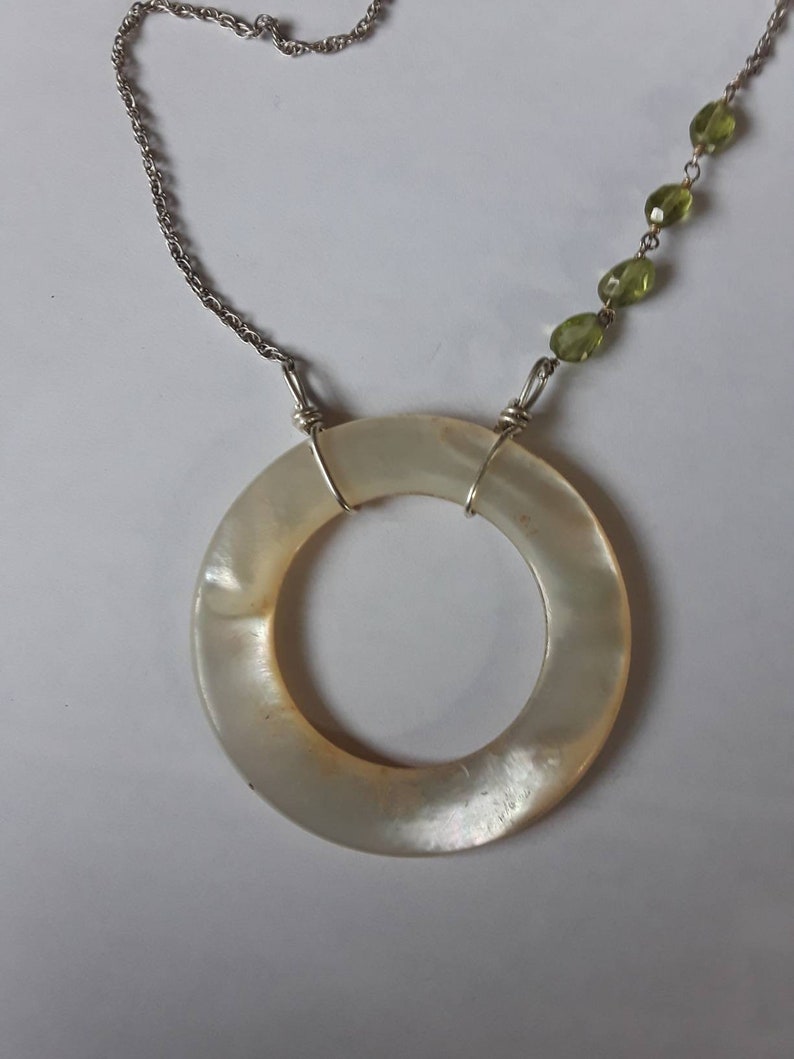 Sterling Silver Mother of Pearl /& Peridot Circle Pendant