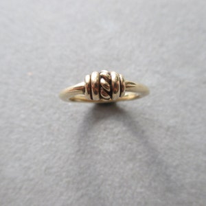 Anillo de nudo torcido en oro de 14 kt n.° R04YG