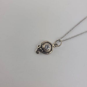 Colgante asimétrico de diamantes naturales en forma de espiral en oro macizo blanco de 14 kt, piedra natal de abril