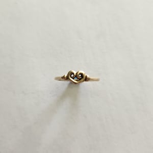 Anillo de oro amarillo macizo de 14 kt con forma de corazón en espiral