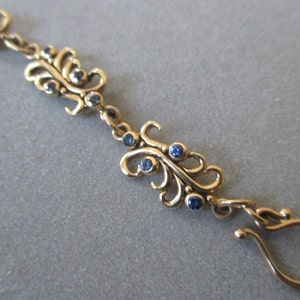 Pulsera de eslabones en espiral con zafiro azul en oro macizo amarillo de 14 kt, piedra natal de septiembre
