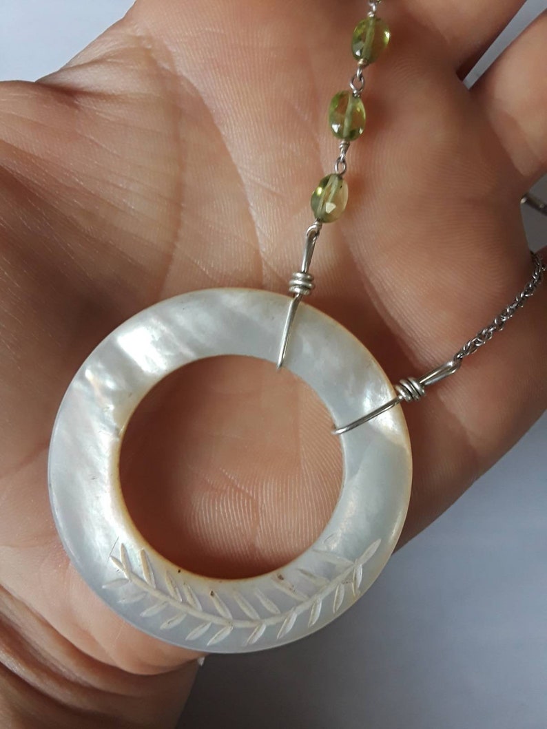 Sterling Silver Mother of Pearl /& Peridot Circle Pendant