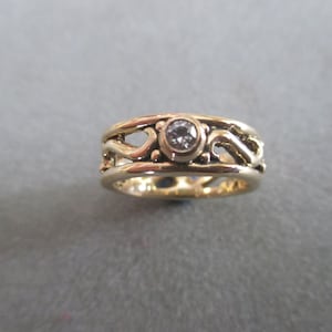 Banda de oro amarillo macizo de 14 quilates con solitario de diamantes